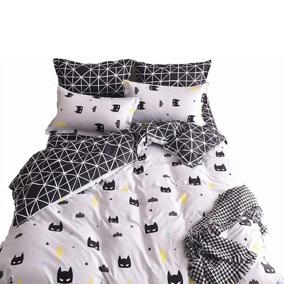 Twin Batman duvet cover (duvet not included) and canvas laundry hamper. New - Picture 1 of 3
